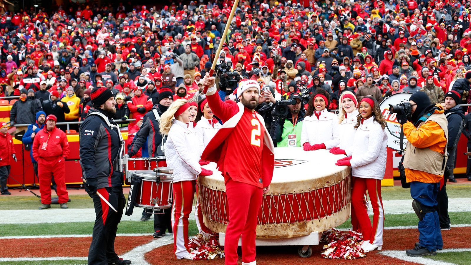 
                <strong>Paul Rudd (Kansas City Chiefs)</strong><br>
                Schauspieler Paul Rudd (l.) gefällt eine Farbe wohl besonders gut. Egal ob im Ant-Man-Anzug oder im Fan-Dress der Kansas City Chiefs, Rudd sieht rot. Der Promi-Fan darf deshalb auch gerne mal zu Beginn der Spiele in Kansas City das Publikum anheizen.
              