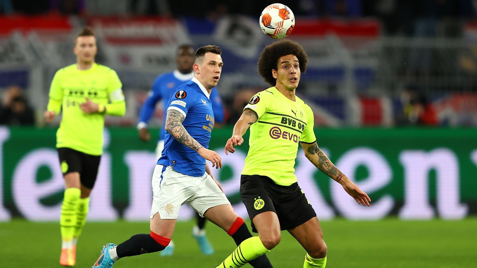 
                <strong>Axel Witsel</strong><br>
                Bei der Großchance der Rangers nach zehn Minuten entscheidet er sich dazu, lediglich mitzulaufen. Ohne Impulse nach vorne, defensiv viel zu zaghaft und kaum existent. Ein gebrauchter Abend für den Belgier, der nach 45 Minuten für Reyna ausgewechselt wird. ran-Note: 6
              