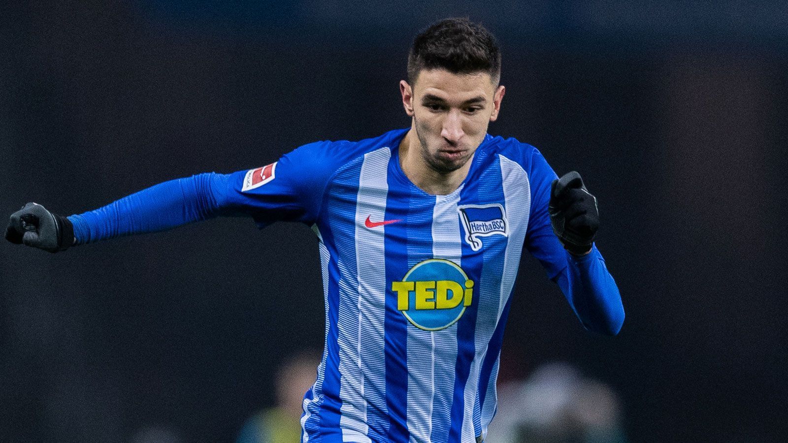 
                <strong>Marko Grujic (23/Zentrales Mittelfeld)</strong><br>
                Grujic war im Januar 2016 die erste Verpflichtung, die Jürgen Klopp nach Dienstantritt in Liverpool getätigt hatte. Der Serbe, dessen Marktwert aktuell bei 20 Millionen Euro liegt, ist noch bis Juni 2020 an Hertha BSC ausgeliehen. Zuvor war der Vertrag des 23-Jährigen in Liverpool langfristig verlängert worden. Ein deutliches Zeichen, dass die Reds ab nächstem Jahr fest mit dem Mittelfeldspieler planen.
              