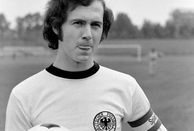 
                <strong>Franz Beckenbauer (50 Spiele als Kapitän)</strong><br>
                Europameister 1972, Weltmeister 1974. Franz Beckenbauer führte die deutsche Nationalmannschaft als Kapitän zu den beiden großen Titeln. Insgesamt 50 Mal führte er die DFB-Elf an, bevor er 1977 seine Nationalelfkarriere beendete.
              