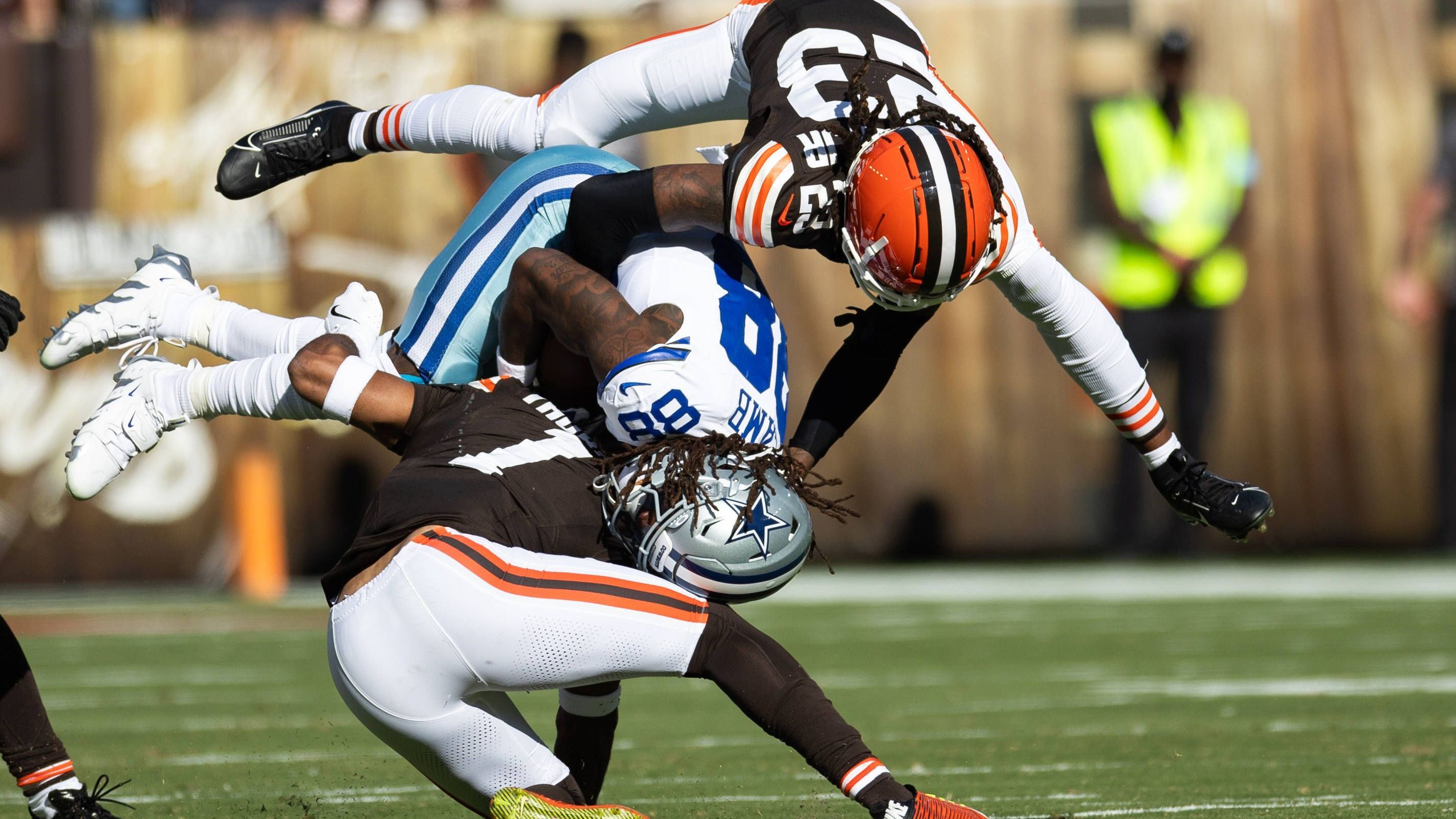 <strong>Defensive (Cleveland Browns)</strong><br>Nach der bitteren <a data-li-document-ref="429549" href="https://www.ran.de/sports/american-football/nfl/news/nfl-erster-spieltag-ergebnisse-spielbericht-uebersicht-saison202425-spaetes-fenster-429549">Auftaktpleite gegen die Dallas Cowboys</a>&nbsp;müssen die Cleveland Browns den nächsten Rückschlag hinnehmen. Gleich vier Defense-Spieler wurden auf die Injured-Reserve-Liste gesetzt. Safety Juan Thornhill (Wade), Linebacker Mohamoud Diabate (Hüfte), Linebacker Tony Fields II (Knöchel), and Defensive Tackle Maurice Hurst II (Knöchel) fallen vorerst aus.&nbsp;