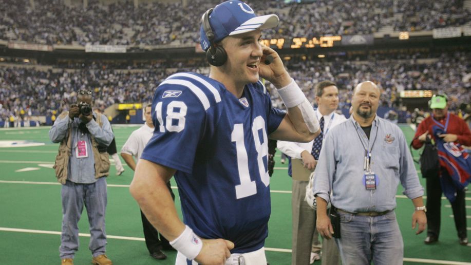 <strong>SB XXXVIII (2003) – Colts vs. Panthers → Colts gewinnen</strong><br>Die Patriots scheitern ohne Brady in den Playoffs. Im Finale liefern sich die Panthers und Colts ein spannendes Duell. Jake Delhomme spielt solide, doch Peyton Manning bleibt cool und zerlegt Carolinas Defense mit schnellen Pässen auf Marvin Harrison. Ein später Touchdown entscheidet das Spiel mit 34:17 für Indy.