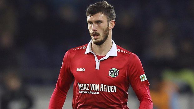 
                <strong>Hannover 96</strong><br>
                Zugänge: Josip Elez (Bild/HNK Rijeka, Leihe; Leihgebühr 500.000 Euro), Abgänge: Mike-Steven Bähre (SV Meppen, Leihe), Samuel Sahin-Radlinger (Brann Bergen, Leihe), Uffe Bech (SpVgg Greuther Fürth, Leihe)Einnahmen: -Ausgaben: 500.000 Euro
              