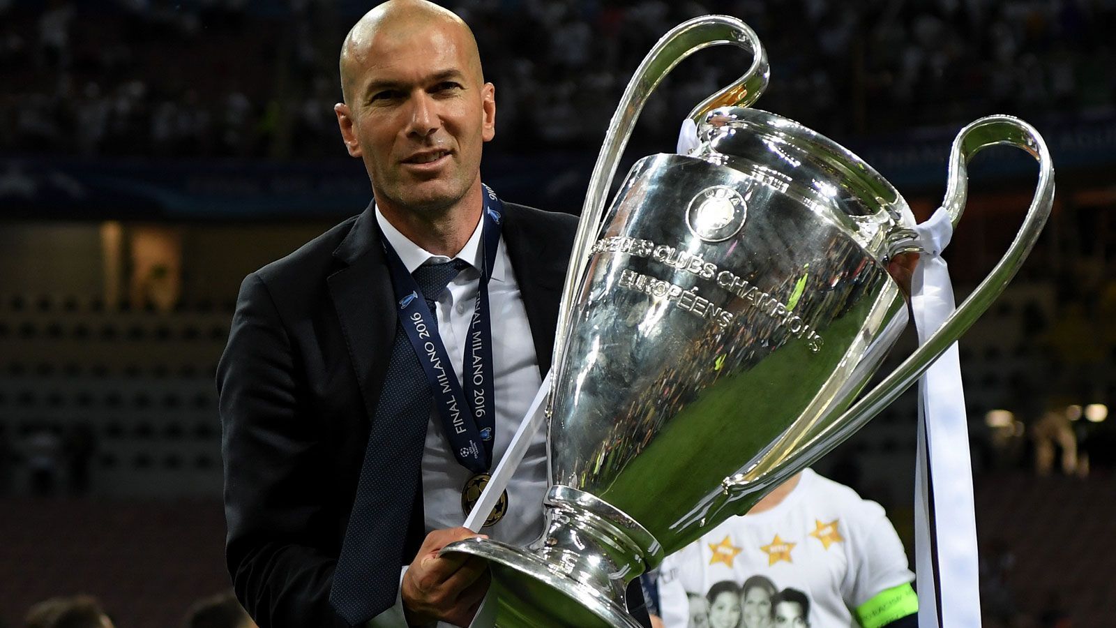 
                <strong>Zinedine Zidane</strong><br>
                Rund um das Millennium war Zinedine Zidane der bestimmende Spieler im Weltfußball. 1998 köpfte er Frankreich zum WM-Titel, zwei Jahre später gewann der Mittelfeldstratege mit der "Equipe Tricolore" die Europameisterschaft. Dreimal wurde "Zizou" zum Weltfußballer gewählt, bei Real Madrid war er der Kopf der "Galaktischen". Größter Erfolg mit den "Königlichen" war der Triumph in der Champions League 2001/2002. Und auch als Trainer griff er mehrmals erfolgreich nach dem Henkelpott: Schon dreimal gewann Zidane in seiner zweiten Karriere den wichtigsten Vereinswettbewerb im europäischen Fußball. Zudem wurde er mit der zweimaligen Wahl zum Weltklubtrainer belohnt.
              