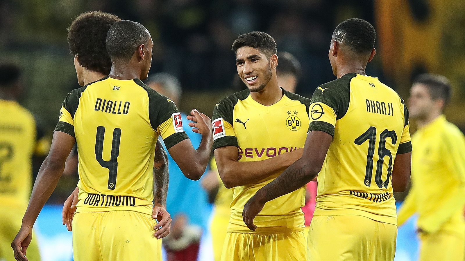 
                <strong>Die nächsten, bitte...</strong><br>
                Die BVB-Historie ist reich an spannenden Talenten, die ihren internationalen Durchbruch in Dortmund gefeiert haben. Neben Sancho stehen heute weitere junge Spieler im Dortmunder Kader, die vom nächsten Schritt träumen. Der von Real Madrid ausgeliehene Achraf Hakimi etwa ist ein Kandidat, aber auch Jacob Bruun Larsen, der unter dem neuen BVB-Trainer Lucien Favre aufblüht. In der Abwehr sind Dan-Axel Zagadou und Abdou Diallo auf dem besten Weg, den nächsten Schritt zu gehen.
              