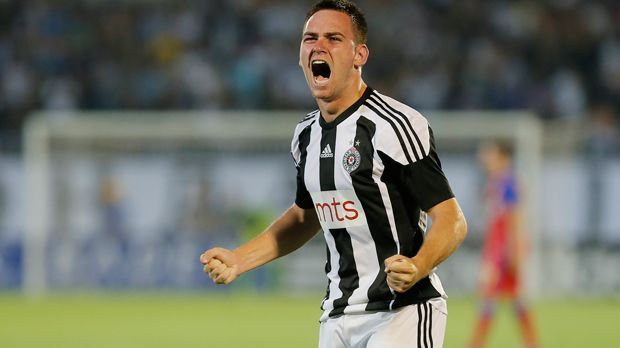 
                <strong>Andrija Zivkovic</strong><br>
                Andrija Zivkovic: Günstiger wäre eine Investition in Andrija Zivkovic von Partizan Belgrad. Das serbische Supertalent könnte die Position von Jonas Hofmann auf der offensiven Außenbahn eins zu eins ersetzen und würde lediglich 2,5 Millionen Euro Ablöse kosten, wie die "Bild" berichtet. Im Werben um den U20-Weltmeister scheint der BVB derzeit in der Pole Position. 
              