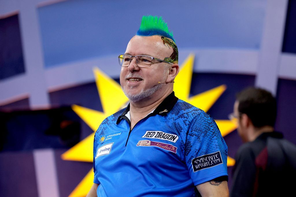 Darts ExWeltmeister Peter Wright gibt Trophäen und Pfeile ab