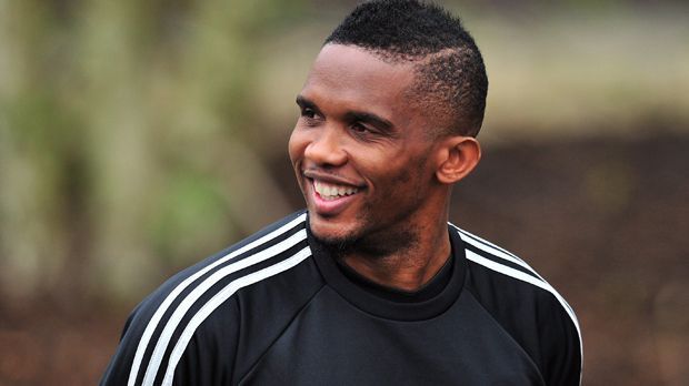 
                <strong>Samuel Eto'os Traum-Elf</strong><br>
                Samuel Eto'o ist viel herumgekommen in der Fußballwelt: Real Madrid, Barcelona, Inter Mailand, Chelsea, Everton und Co. - bei insgesamt elf Vereinen hat der Kameruner als Profi gespielt, seit 2015 steht er bei Antalyaspor unter Vertrag. In seiner Zeit lernte er viele Stars und Ballkünstler kennen. ran.de präsentiert die Top-Elf von Samuel Eto'o - mit Legenden, Superstars und überraschenden Gesichtern.
              