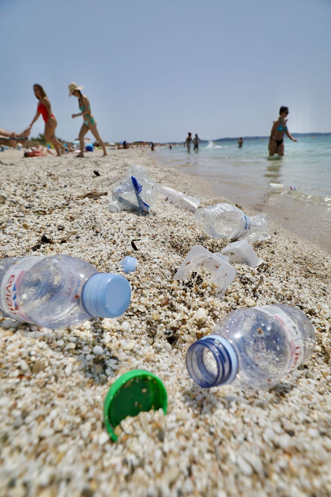 Während Flaschen noch leicht aufzusammeln sind, werden kleine Plastikdeckel oft übersehen und landen somit am Strand oder gar im Meer. 