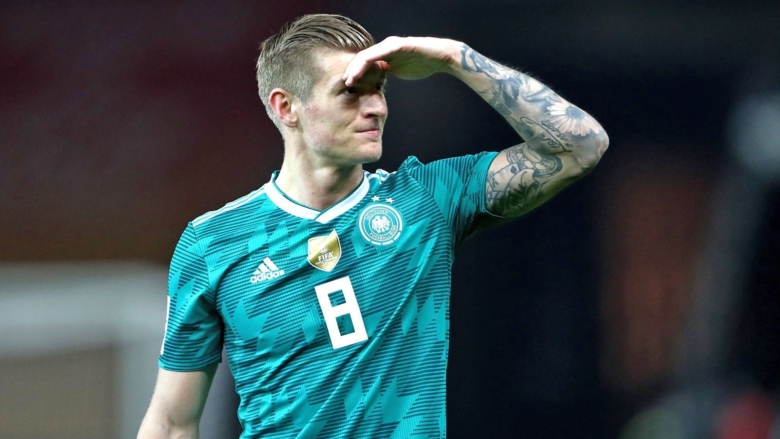 
                <strong>Toni Kroos</strong><br>
                Der Stratege. Kroos kann zum wichtigsten Mann des deutschen Teams in Russland werden. Der mittlerweile viermalige Champions-League-Sieger hat sich bei Real Madrid zu einem der besten Strategen im Weltfußball entwickelt und kann mit seinen präzisen Pässen jede Abwehr auseinandernehmen. Hinzu kommt noch eine weitere wichtige Eigenschaft: Kroos wird nie nervös. Nicht so schlecht bei einem WM-Auftaktspiel, in dem vielleicht noch nicht alles läuft wie geschmiert.
              