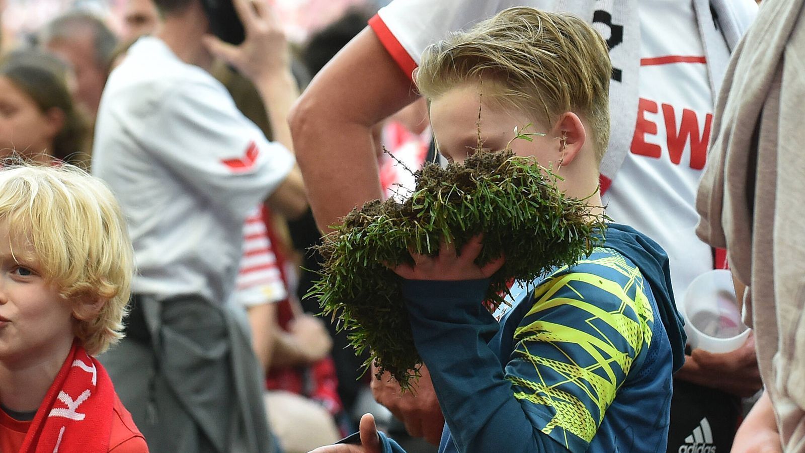 
                <strong>Ein Stück Rasen als Erinnerung</strong><br>
                Dieser junge Fan sicherte sich ein Stück des Rasens im RheinEnergieStadion. Schließlich hatte die Europapokal-Qualifikation der Kölner in den zurückliegenden Jahren eher Seltenheitswert. Vielmehr pendelten die Domstädter zwischen Bundesliga und 2. Bundesliga. Zuletzt spielte Köln in der Saison 2018/19 international, stieg in der damaligen Spielzeit aber auch ab. 
              