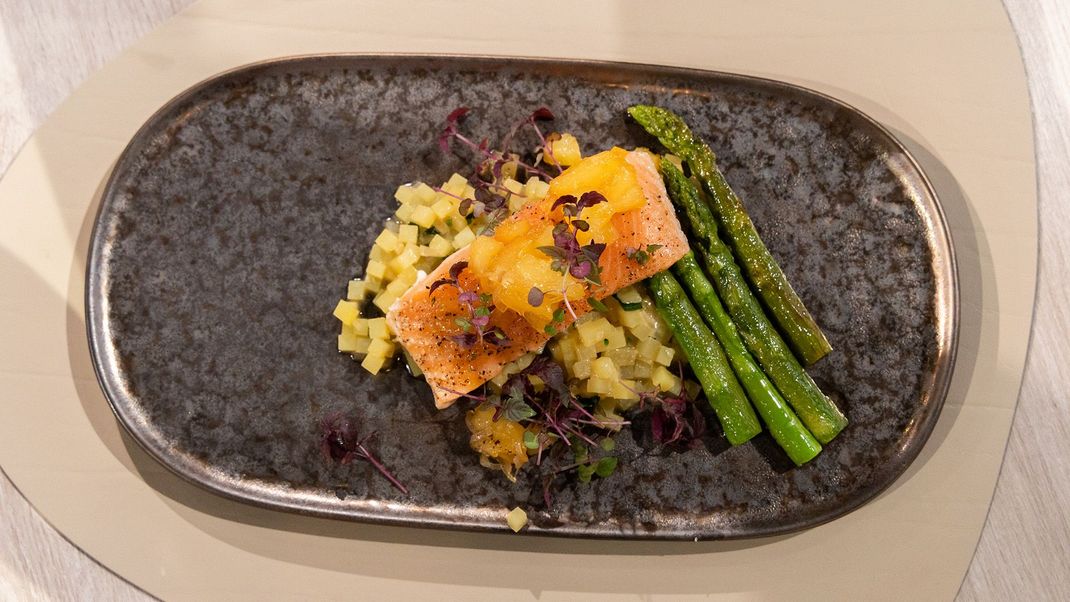 Gebratenes Lachsfilet mit Majoran, Ananas-Chutney, grünem Spargel und Kartoffel-Risotto.