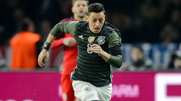 
                <strong>Mesut Özil</strong><br>
                Mesut Özil: Arsenals Spielmacher durfte zentral hinter den Spitzen ran. Leitete den Führungstreffer von Kroos mit ein. Ließ eine Großchance aus und sah ebenfalls bei Kanes Treffer im eigenen Strafraum nicht gut aus. Da geht mehr. ran-Note: 4.
              