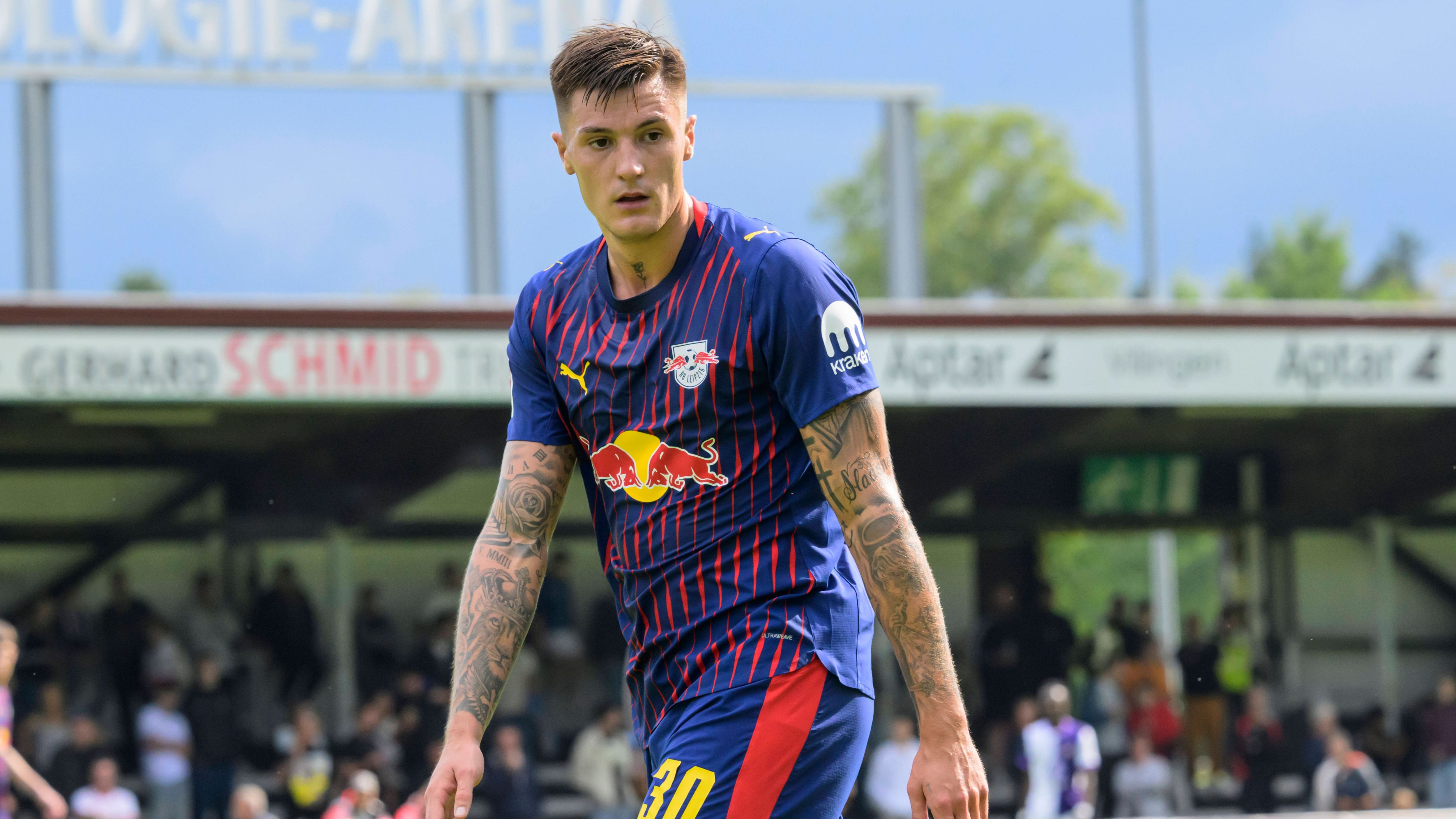 <strong>Benjamin Sesko (RB Leipzig)</strong><br>Darüber hinaus soll auch Newcastle United in der vergangenen Woche dem Spieler sein Projekt vorgestellt haben. Die "Magpies" wären demnach wohl bereit, Leipzig ein Angebot zu unterbreiten, wenn der Spieler zustimmt. Sesko steht noch bis 2029 bei RB unter Vertrag und will offenbar in Kürze eine Entscheidung fällen.