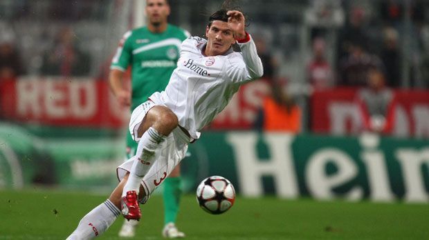 
                <strong>Mario Gomez (30 Mio Euro)</strong><br>
                Lange galt Mario Gomez als teuerster Bayern-Transfer. Der Stürmer kam 2009/2010 als frischgebackener Deutscher Meister vom VfB Stuttgart nach München. Dort hatte er in der Vorsaison 35 Tore in 44 Pflichtspielen erzielt. Im ersten Bayern-Jahr kam Gomez nur auf 14 Tore in 45 Spielen, was zuweilen zu heftiger Kritik führte. In den folgenden zwei Jahren startete der Torjäger jedoch voll durch. Mit 39 bzw. 41 Treffern war er der Knipser beim Rekordmeister. Schon in der Saison 2012/13 verglühte Gomez' Stern wieder. Danach ging's für 15,5 Millionen Euro zum AC Florenz.
              