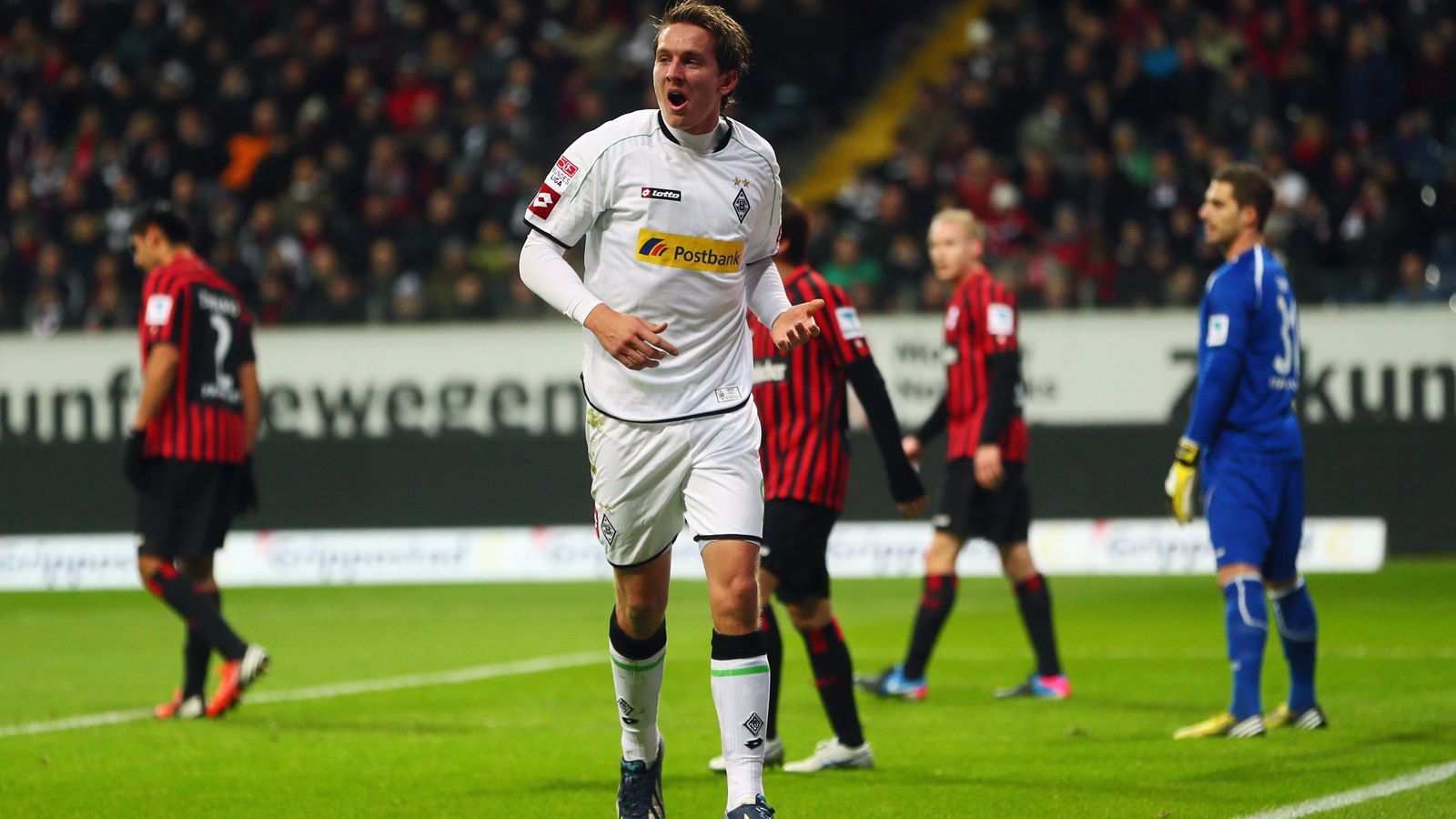 
                <strong>Platz 5: Luuk De Jong </strong><br>
                Ein Rekordtransfer als Missverständnis: Luuk de Jong wechselte zur Saison 2012/13 für 12 Millionen Euro von Twente Enschede zur Borussia, für die Gladbacher damals der Rekordeinkauf. Der Niederländer machte in seiner Zeit bei den Borussen insgesamt 45 Spiele, acht Tore und legte vier Mal auf, den wirklichen Durchbruch schaffte er aber nicht. Nach den Fohlen zog es ihn auf Leihbasis auf die Insel zu Newcastle United, ehe er 2014 in sein Heimatland zur PSV Einhoven zurückkehrte.
              