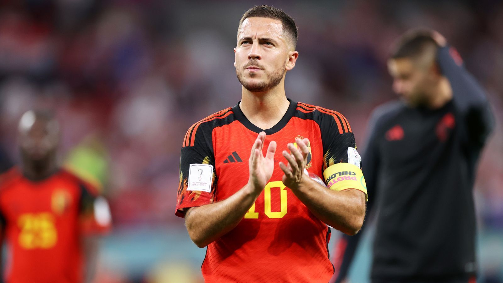 
                <strong>Eden Hazard (Belgien)</strong><br>
                Nach dem enttäuschenden WM-Abschneiden der vermeintlich goldenen Generation Belgiens ging der Kapitän der "Roten Teufel" von Bord. Eden Hazard erklärte nach der Endrunde in Katar, bei der Belgien bereits in der Vorrunde scheiterte, seinen Rücktritt aus der Nationalmannschaft. Der Star von Real Madrid bestritt 126 Länderspiele für Belgien, dabei erzielte er 33 Treffer. "Heute wird eine Seite umgeschlagen. Danke für eure Liebe. Danke für eure unvergleichliche Unterstützung. Danke für all das Glück, das wir seit 2008 miteinander geteilt haben. Ich habe mich entschieden, meine internationale Karriere zu beenden. Der Nachwuchs ist bereit. Ich werde euch vermissen", schrieb der Routinier auf Instagram.
              