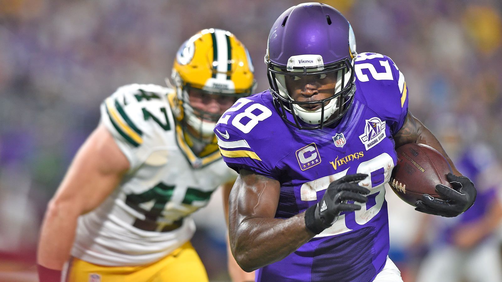 
                <strong>Adrian Peterson</strong><br>
                Geschenke für die O-Line haben bei Running Backs schon eine gewisse Tradition. Vorbild für Zeke Elliott könnte durchaus Adrian Peterson gewesen sein. Er kaufte seiner O-Line als Dank für die Unterstützung während seiner MVP-Saison Schneemobile, um in Minnesota auch bei widrigsten Bedingungen voranzukommen. Kostenpunkt: circa 8000 bis 12.500 Dollar - pro Gefährt.
              