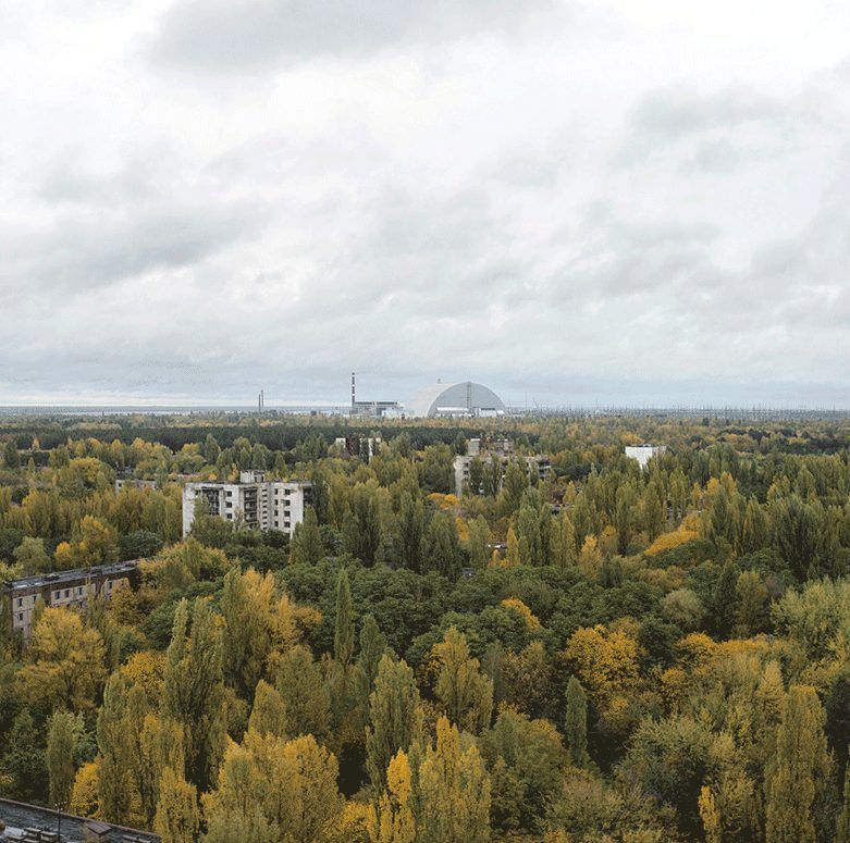 Mehr Wald, mehr Grün: Der Fotograf David Mc Millan hielt den Blick aufs Kernkraftwerk Tschernobyl 1994 und 2017 fest.