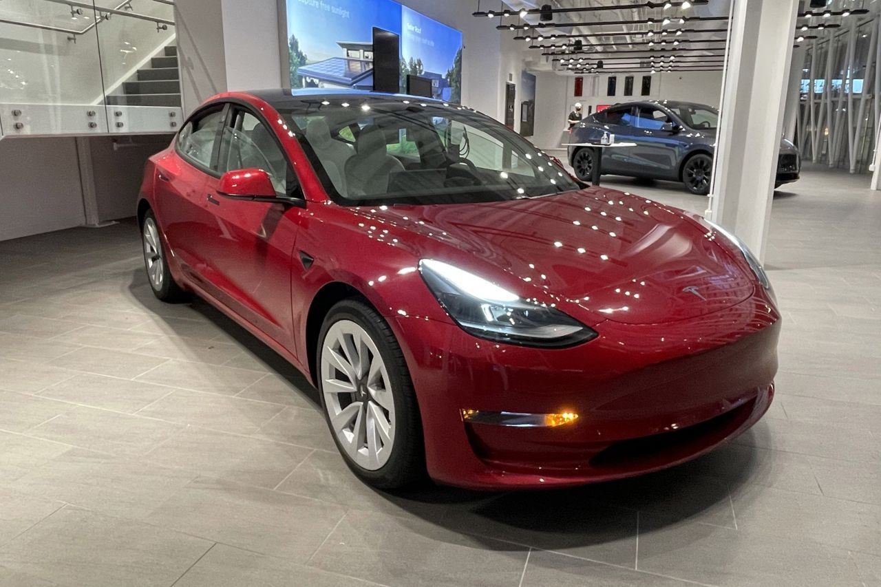 Model 3. Reichweite laut Tesla: mehr als 600 Kilometer. Preis: ab 45.000 Euro.