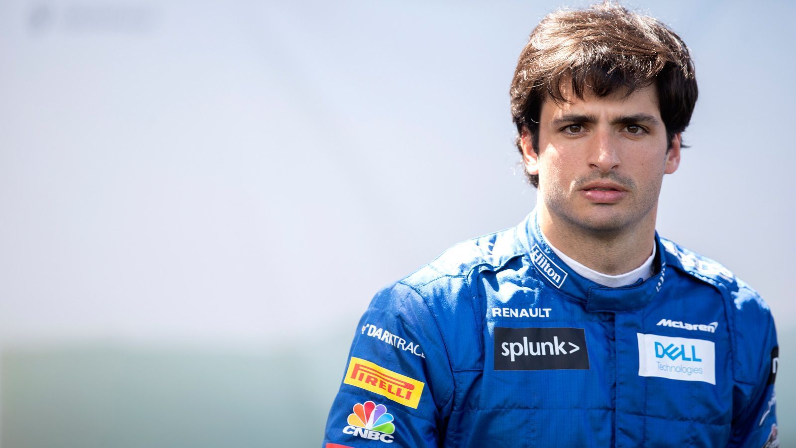 
                <strong>Platz 7: Carlos Sainz</strong><br>
                Der Saisonstart ist für Carlos Sainz trotz zwei Platzierungen in den Punkten nicht gut gelaufen. Beim ersten Grand Prix hatte er gegen seinen Teamkollege Lando Norris keine Chance, am vergangenen Wochenende lief nach einem starken Auftritt im Qualifying am Sonntag alles schief. Norris hat am Rennende gezeigt, was in dem McLaren steckt. Auch wenn Platz fünf und neun in den ersten zwei Wochen nicht schlecht waren, lautet das erste Ziel eines jeden Fahrers seinen Teamkollegen zu schlagen. Das misslang Sainz erneut.
              