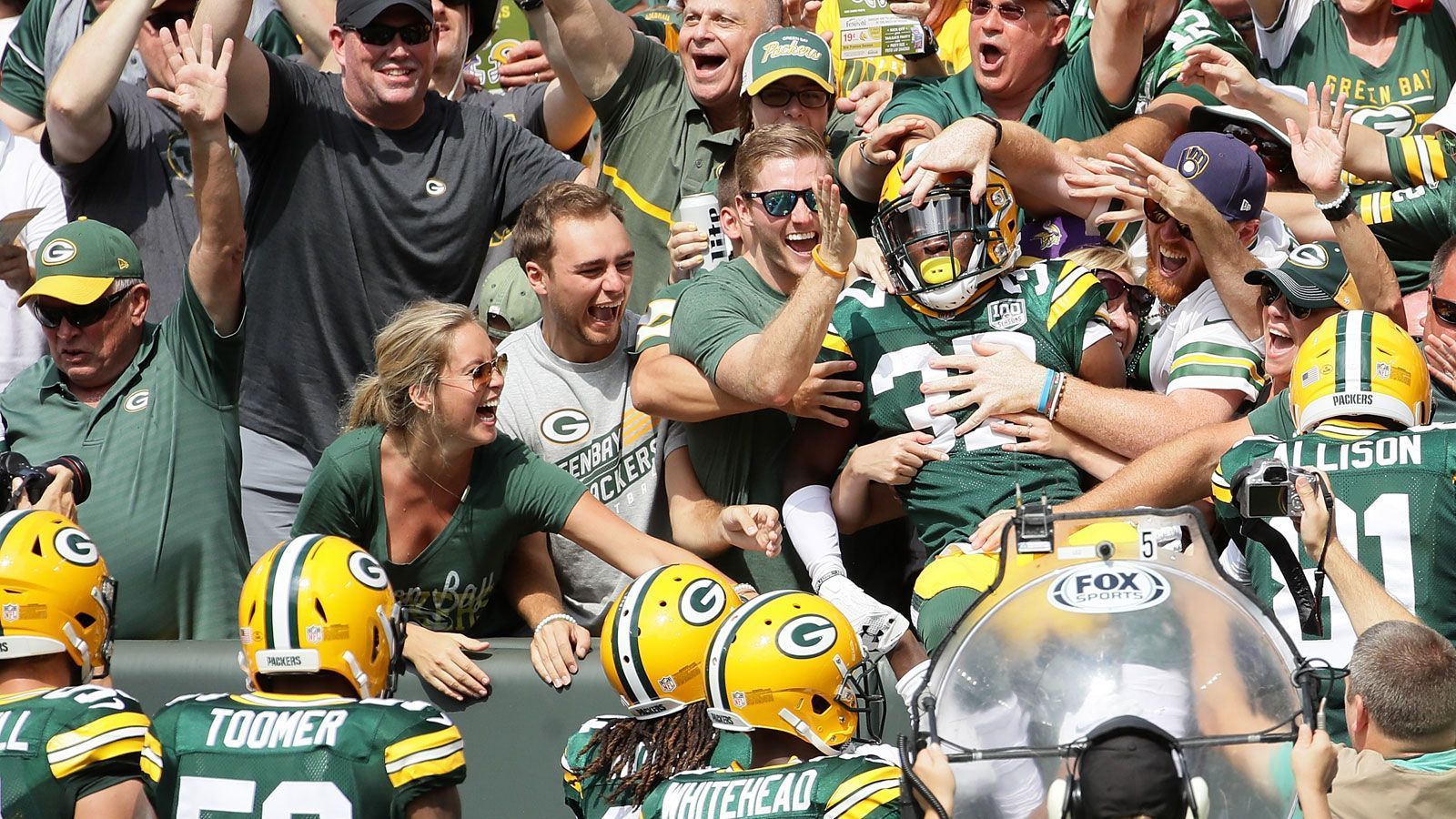 
                <strong>Special Teams und Kicker: Green Bay Packers (17 Punkte)</strong><br>
                In der Overtime versagten Kicker Mason Crosby zwar die Nerven, vorher lieferte er allerdings wichtige Punkte für die Packers. Von den 29 Punkten kamen 17 von Crosby, der fünf von sechs Field Goals und zwei Extrapunkte verwandelte. Außerdem war das Special Team zur Stelle, als ein Punt der Vikings geblockt, gefangen und anschließend zur Endzone getragen wurde. Macht insgesamt 17 Punkte im Fantasy Manager. 
              