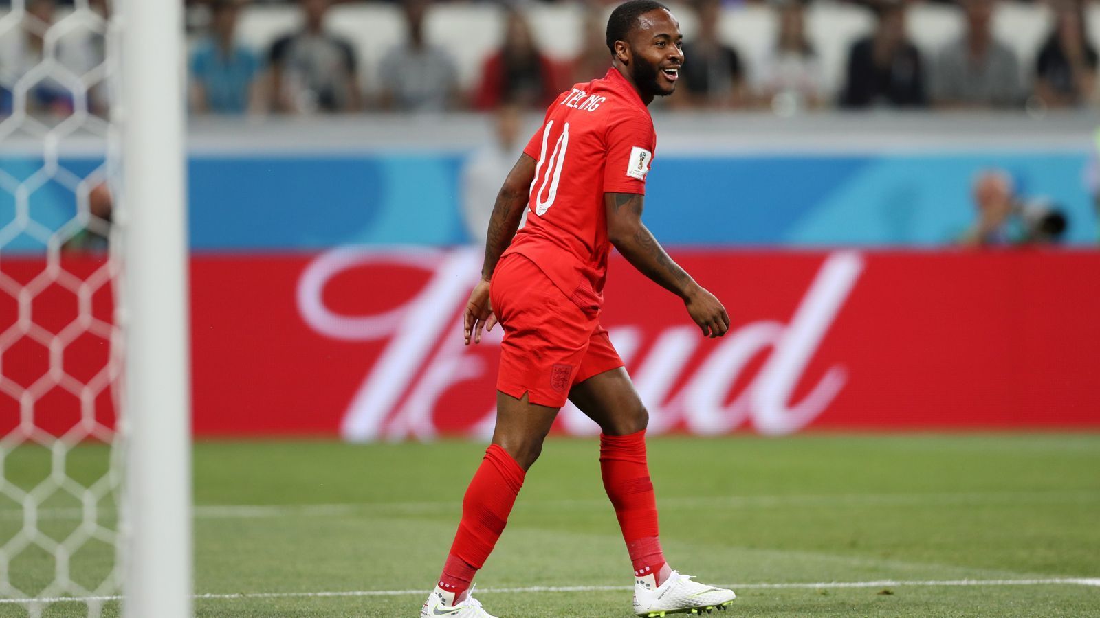 
                <strong>Raheem Sterling</strong><br>
                Im Gegensatz zu Lingard und Alli zeigt sich Raheem Sterling seit der frühen Spielphase engagiert und flott im Vorwärtsgang. Sterling ist oft im gegnerischen Sechzehner zu finden und kommt daher zu manchem schönem Torabschluss (wie zum Beispiel in der 13. Minute). Schönes Dribbling in der 77. Minute, das erst im Strafraum von der kolumbianischen Abwehr gestoppt wird.  ran-Note: 2. 
              