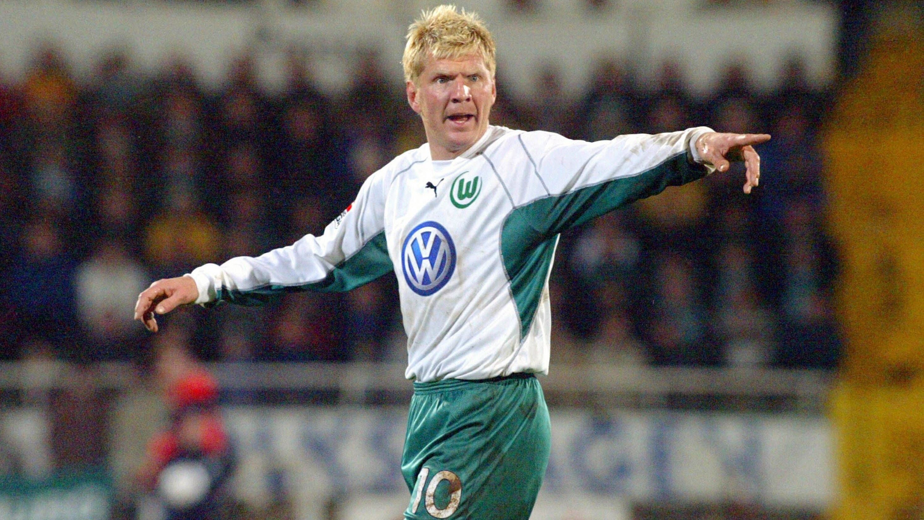 <strong>Stefan Effenberg (VfL Wolfsburg)</strong><br>Wölfe und Tiger vertragen sich scheinbar nicht: Ein Bild, das einfach nicht passt: Stefan Effenberg im Trikot der Wölfe. Für alle, die es nicht glauben wollen: Der "Tiger" spielte 2002 nach vier Jahren FC Bayern für den VfL Wolfsburg. Allerdings nur ein Jahr, es war die vorletzte Station vor seinem Karriereende. 2003 ging es noch für ein Jahr nach Katar.