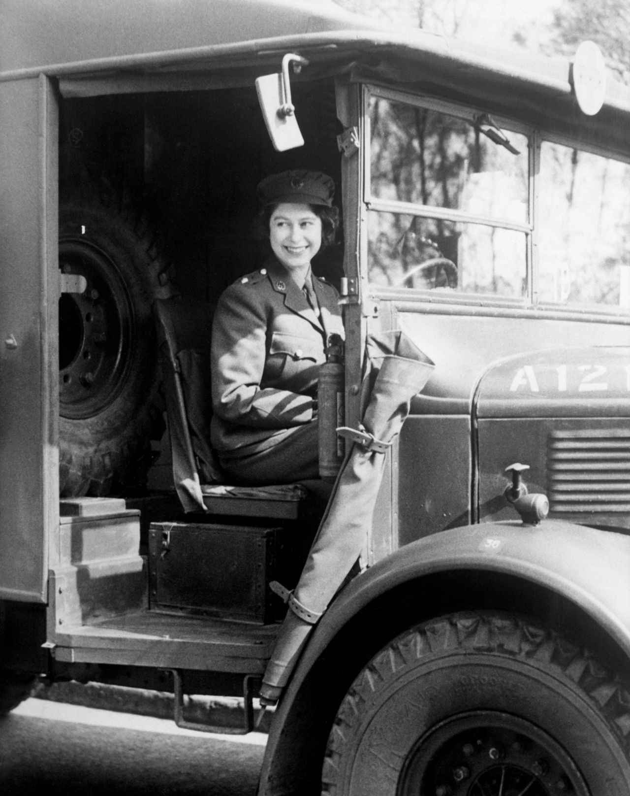 Während ihr Vater in Zeiten des Zweiten Weltkriegs viel unterwegs war, verbrachte Elizabeth diese Zeit in den schützenden Mauern von Schloss Windsor. Tatenlos herumsitzen wollte sie aber nicht. So schloss sie sich 1945 mit 18 Jahren der Frauen-Armee an. Sie lernte LKW-Fahren, ließ sich als Automechanikerin ausbilden, wechselte Reifen und machte sich die Hände schmutzig.