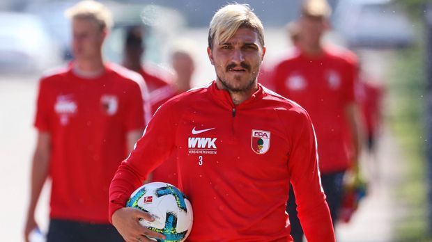 
                <strong>FC Augsburg</strong><br>
                Zugänge: -Abgänge: Konstantinos Stafylidis (Bild/Stoke City, Leihe; Leihgebühr 600.000 Euro), Erik Thommy (VfB Stuttgart, 500.000 Euro Ablöse), Tim Rieder (Slask Wroclaw), Dong-Won Ji (SV Darmstadt, Leihe), Jan-Ingwer Callsen-Bracker (1. FC Kaiserslautern, Leihe), Moritz Leitner (Norwich City, Leihe), Marvin Friedrich (Union Berlin, Ablösesumme unbekannt), Georg Teigl (Eintracht Braunschweig, Leihe)Einnahmen: 1,1 Millionen EuroAusgaben: -
              