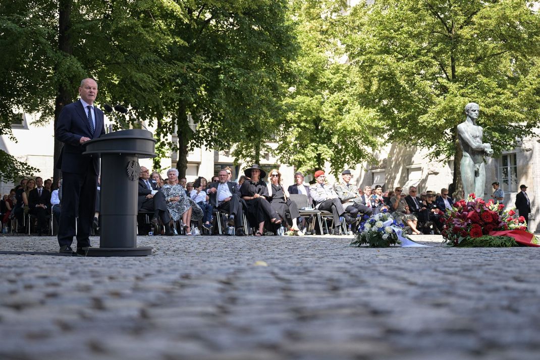 Bundeskanzler Olaf Scholz (SPD) spricht auf der Gedenkveranstaltung zum 80. Jahrestag des Attentats auf Adolf Hitler im Bendlerblock.