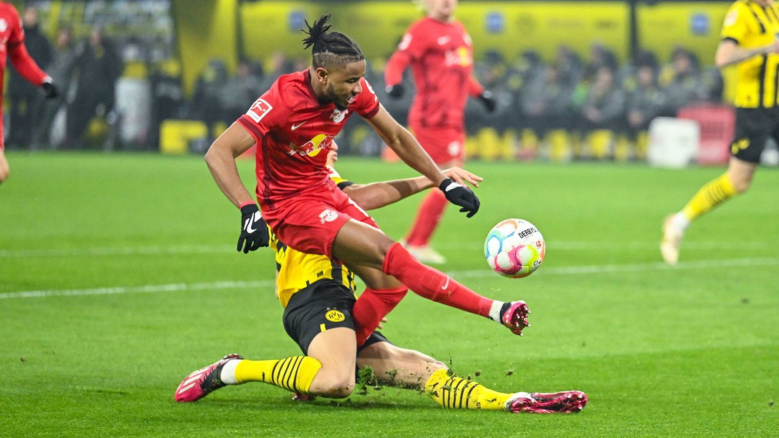 
                <strong>Christopher Nkunku (RB Leipzig)</strong><br>
                Beim Startelf-Comeback wird der Top-Torjäger häufig gesucht. So hat er auch die erste Chance, wird aber von Schlotterbeck noch vom Ball getrennt. Wenig später tanzt Nkunku Can leicht aus, setzt den Schuss aber zu hoch an. Wegen eines Tritts gegen Reus sieht er früh Gelb. Im zweiten Durchgang ist der Franzose nicht mehr ganz so auffällig, macht kurz vor Schluss Platz für Werner. ran-Note: 3
              