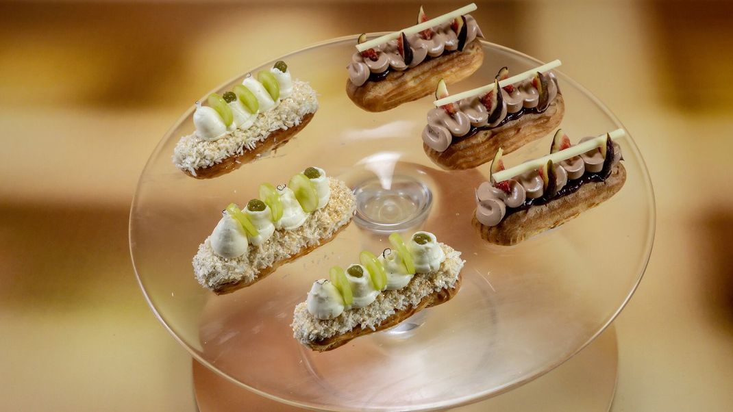 Eclairs mit Kokos-Mascarpone-Creme, Stachelbeer-Füllung und Schoko-Kokos-Glasur & Eclairs mit Ziegenfrischkäse-Sahne-Creme, Feigen-Konfitüre und Schoko-Buttercreme