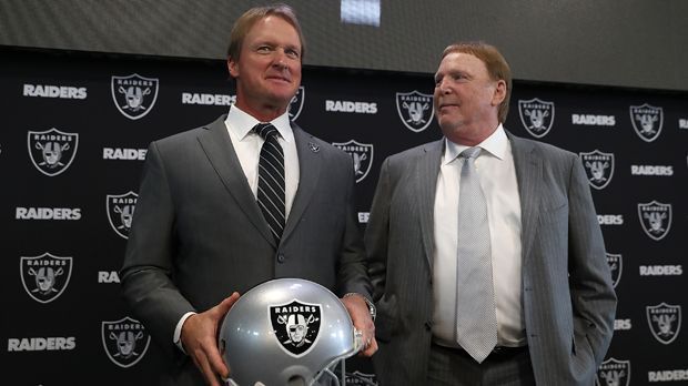 
                <strong>Jon Gruden (Head Coach Oakland Raiders)</strong><br>
                Bei den Raiders präsentierte GM Mark Davis bereits am 9. Januar seinen Wunsch-Head-Coach Jon Gruden – und ließ sich das einiges kosten. Gruden bekommt Berichten zufolge einen Zehn-Jahres-Vertrag mit einem Gesamtvolumen von 100 Millionen Dollar. "Chucky", wie Gruden aufgrund seiner Emotionalität an der Seitenlinie genannt wird, war bereits von 1998 bis 2001 bei den Raiders. Anschließend wurde er für zwei Erstrundenpicks, zwei Zweitrundenpicks und acht Millionen Dollar nach Tampa getradet – wo er in seiner ersten Saison mit den Bucs prompt den Super Bowl gegen sein Ex-Team gewann.
              