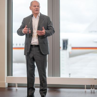 17. November 2024, Brandenburg, Schönefeld: Bundeskanzler Olaf Scholz (SPD) gibt vor dem Abflug zum G20-Gipfel in Rio de Janeiro ein Pressestatement ab. 