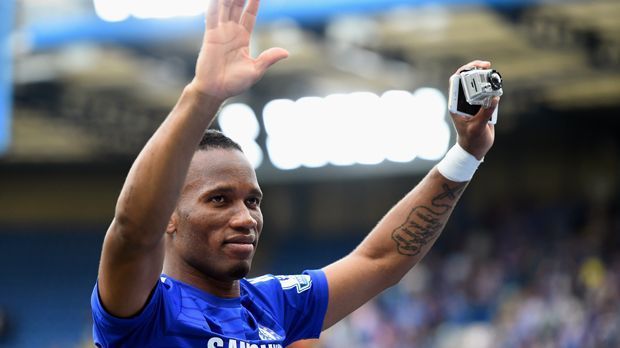 
                <strong>Didier Drogba (FC Chelsea)</strong><br>
                Angriff - Didier Drogba (FC Chelsea): Der Ivorer hat an der Stamford Bridge mittlerweile längst Legenden-Status. Durch seine 104 Treffer in der Premier League holte er mit den Londonern vier Meistertitel. Legendär ist er spätestens seit seinem Ausgleich im Champions-League-Finale gegen Bayern, das er später auch selbst mit dem entscheidenden Elfmetertor für Chelsea entschied - in seinem letzten Spiel der ersten Ära bei den Blues. 2014 kehrte er nach Stationen in der Türkei und China noch einmal für ein Jahr nach London zurück. Heute spielt der 38-Jährige für Montreal in der MLS.
              