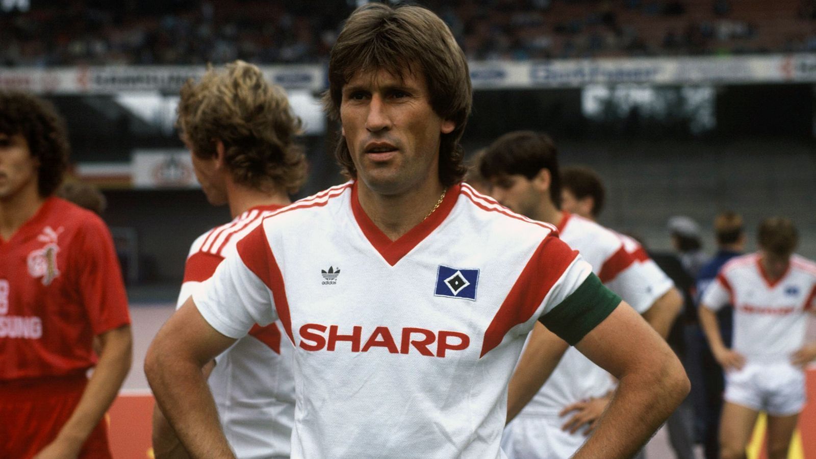 
                <strong>Platz 2 - Manfred Kaltz</strong><br>
                Bundesliga-Siege: 291Bundesliga-Spiele: 581Bundesliga-Tore: 76In der Bundesliga aktiv für: Hamburger SV
              