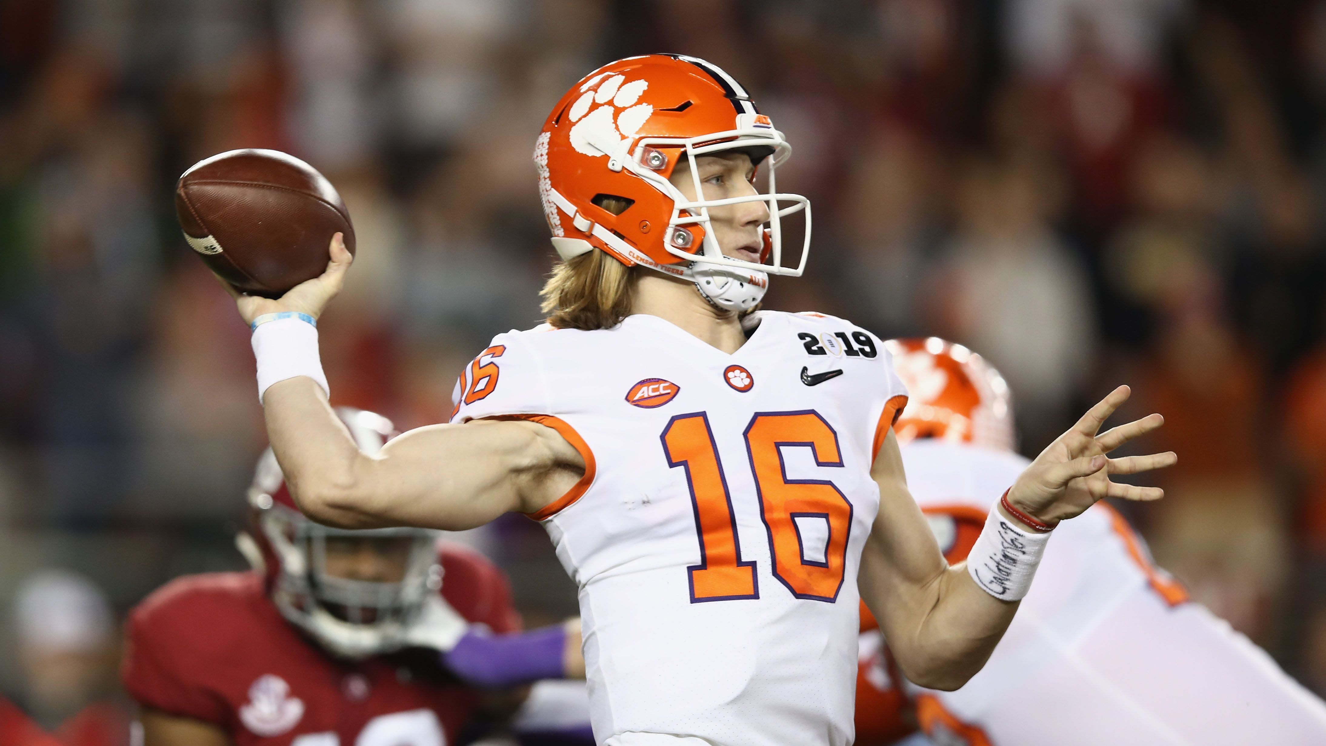 
                <strong>Clemson Tigers: QB-Talent Trevor "Sunshine" Lawrence</strong><br>
                Mit Trevor "Sunshine" Lawrence haben die Clemson Tigers das wohl vielversprechendste Quarterback-Talent des College-Football seit Jahren in ihren Reihen. Bereits an seiner High School in Cartersville/Georgia konnte Lawrence als Talent überzeugen, wie es ein solches nur einmal in einer Generation gibt. Sämtliche College-Scouts hatten Trevor Lawrence in ihren Notizbüchern und das Quarterback-Talent wurde mit Stipendien überschüttet. Am Ende entschied er sich für die Clemson University in South Carolina und die Clemson Tigers.In seiner Freshman Season nahm Lawrence zunächst noch auf der Bank Platz, aber schon bald konnte er Tigers-Coach Dabo Swinney davon überzeugen, ihn anstelle von Senior Kelly Bryant als Starter aufzustellen.Im Vergleich zu vielen anderen College-Quarterbacks, die häufig selbst laufen, gilt Lawrence als "Pro-Style-Quarterback", der sicher in seiner Pocket steht und das Passspiel gegenüber dem Laufspiel bevorzugt. Eine Tatsache, die auch den NFL-Scouts gefällt.
              