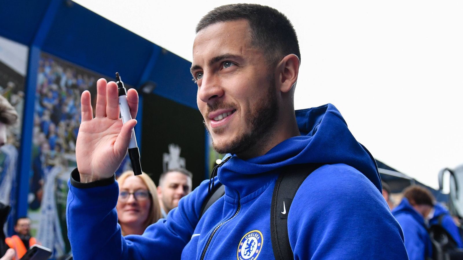 
                <strong>Eden Hazard (FC Chelsea) </strong><br>
                Fast sicher ist hingegen der Transfer von Chelsea-Star Eden Hazard. Der Belgier und die beiden Vereine sollen sich laut der spanischen Zeitung "Marca" über einen Transfer grundsätzlich einig sein. Die Ablösesumme für den Belgier wird wohl über der 100 Millionen-Marke liegen.
              