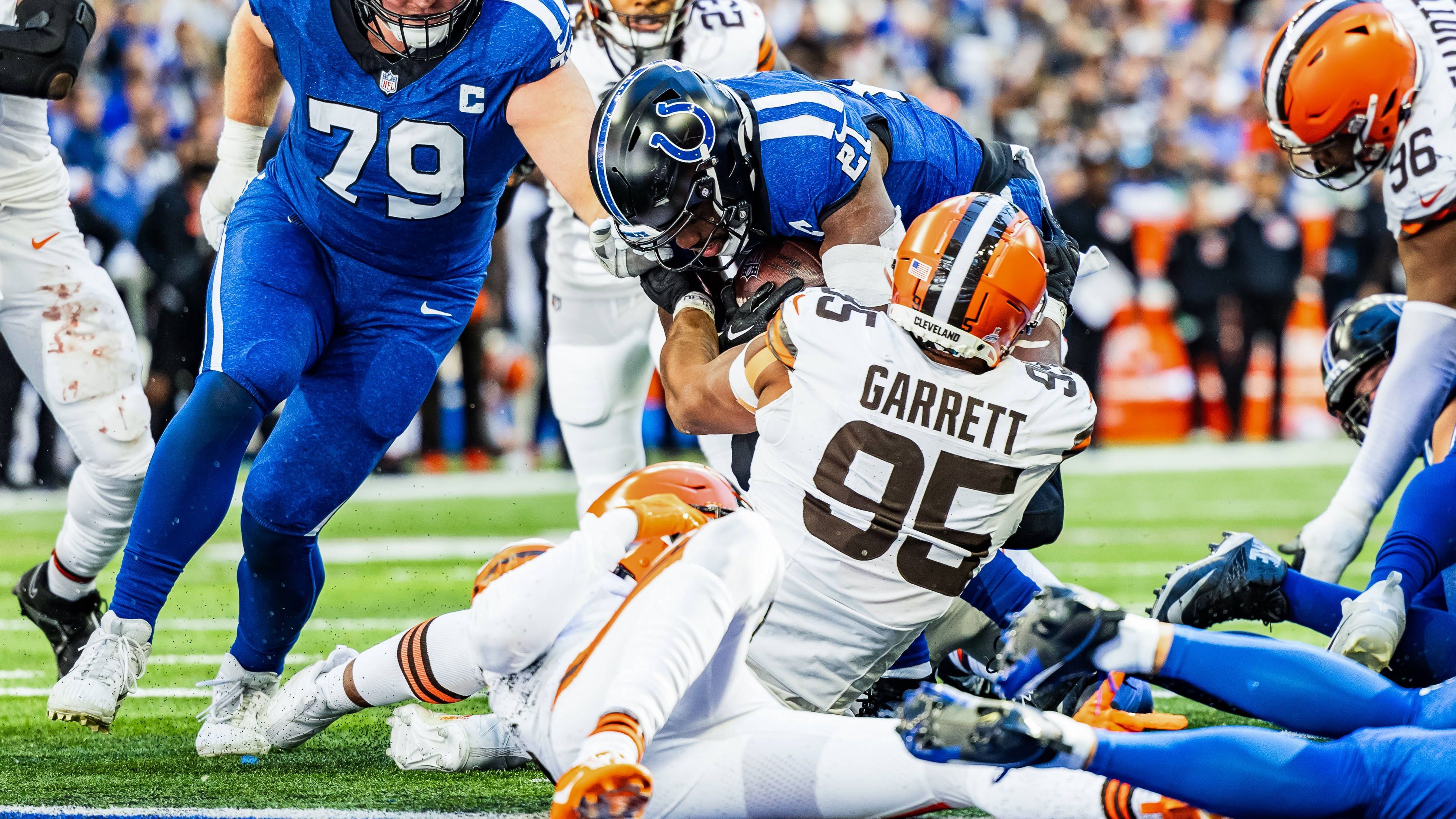 <strong>Gewinner: Myles Garrett (Cleveland Browns)<br></strong>9 Tackles, 2 Tackles for Loss, zwei Quarterback Hits und ein Sack, dazu zwei getippte Bälle an der Line of Scrimmage. Gardner Minshew und die Offensive Line der Colts wachen wahrscheinlich wegen Alpträumen von Garrett Nachts vor Schreck auf. Dem derzeit wohl dominantesten Spieler der NFL ist es zu verdanken, dass die Browns am Ende 39:38 gewannen.