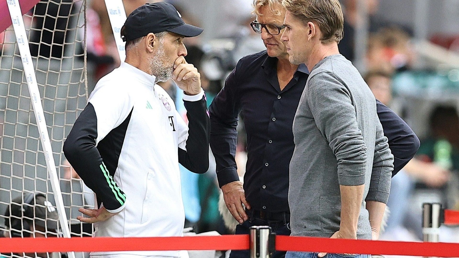 <strong>Kommt eine Transfer-Offensive der Bayern im Januar 2024?</strong><br>Nach dem Spiel in Köln stehen bis zum Jahresende noch vier weitere Bundesliga-Partien für die Bayern an. Danach dürfte das folgen, was im Sommer versäumt wurde - die Optimierung des Kaders. Freund bestätigte zuletzt bereits, dass weiterhin für jene Positionen gesucht wird, für die Tuchel im Sommer schon Neuzugänge haben wollte.