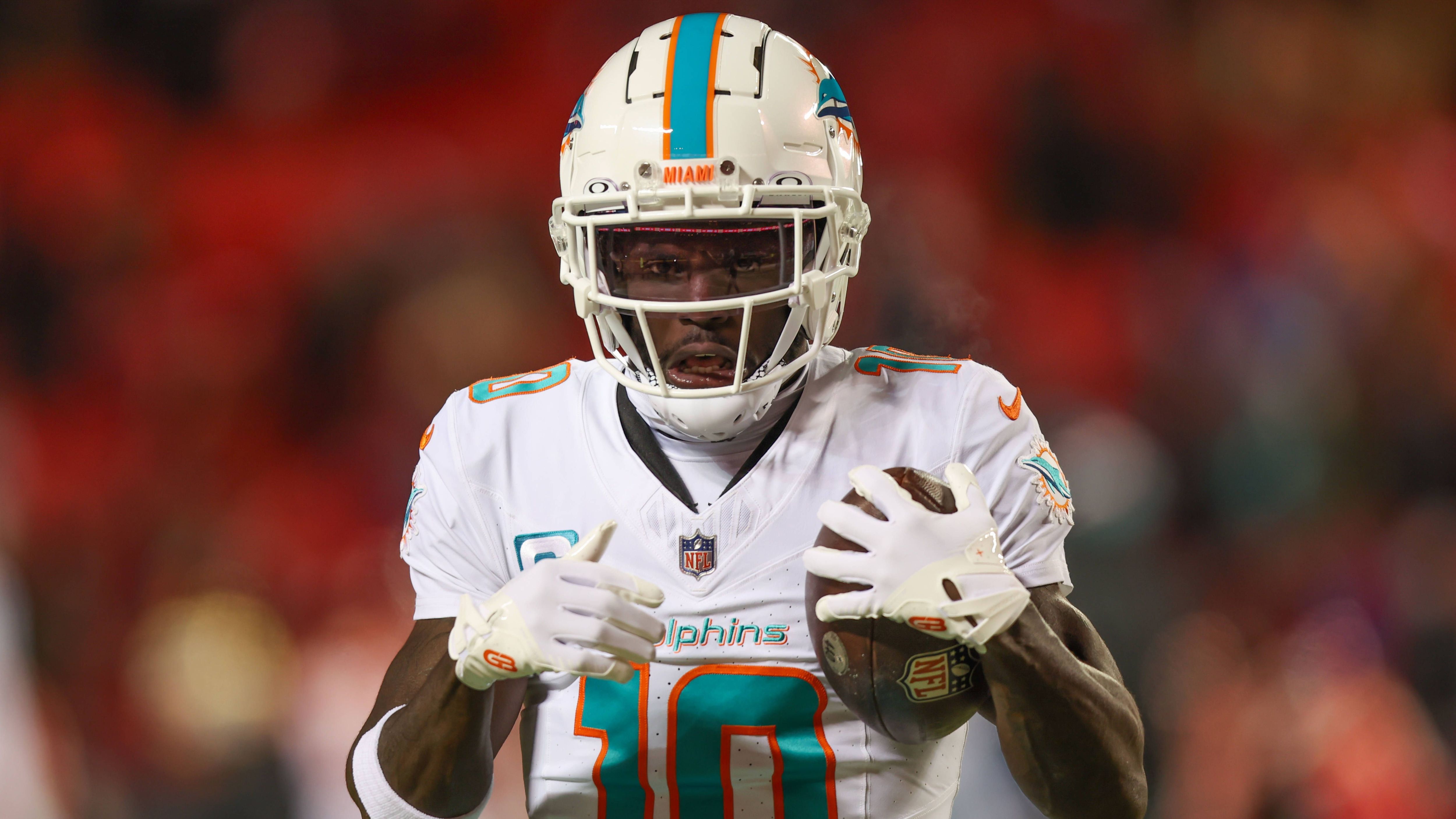 <strong>Offensive Player of the Year: Tyreek Hill (Wide Receiver, Miami Dolphins)<br></strong>Das Gegenstück zu McCaffrey war Hill bei den Dolphins. Unfassbar dominant und aufgrund seiner Geschwindigkeit nicht zu verteidigen. Mit 1.799 Receiving Yards stellte er einen Karrierebestwert auf, die angepeilte Schallmauer von 2.000 Receiving Yards verpasste "Cheetah" auch aufgrund von Verletzungen. Hill ist der aktuelle Maßstab auf der Receiver-Position.