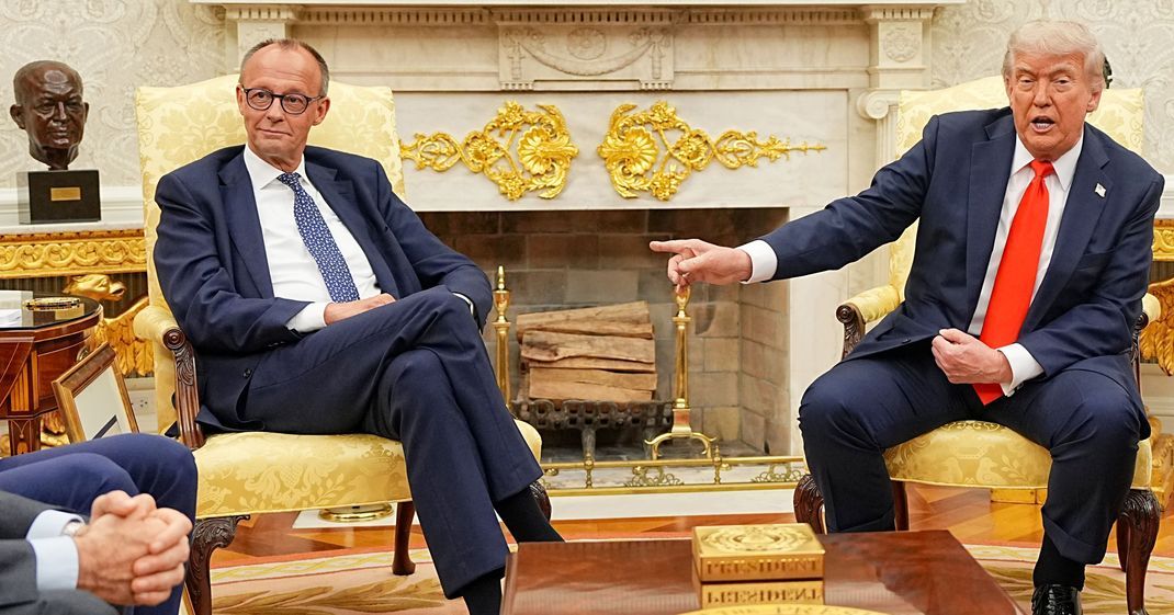 US-Präsident Donald Trump (r) empfängt Bundeskanzler Friedrich Merz (CDU) im Oval Office im Weißen Haus.