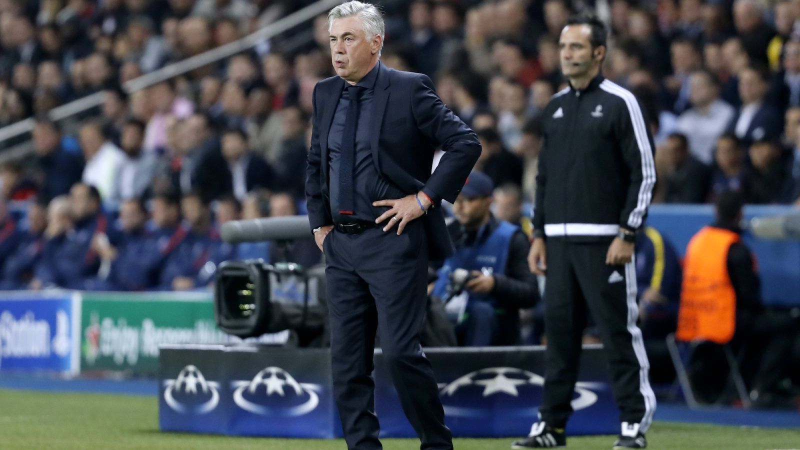 
                <strong>Carlo Ancelotti (Trainer beim FC Bayern)</strong><br>
                2016 wurde er als Nachfolger von Pep Guardiola beim FC Bayern vorgestellt. Mit ihm wollten die Bayern den nächsten Titel in der Champions League holen. Nach einer soliden Debütsaison mit dem Meistertitel wurde er noch in der Hinrunde 2017/18 entlassen. Der Vorwurf: Die Spieler waren unfit und es gab keine klare taktische Linie. Nach einem 0:3 bei Paris St. Germain zogen die Verantwortlichen der Münchner die Reißleine.
              