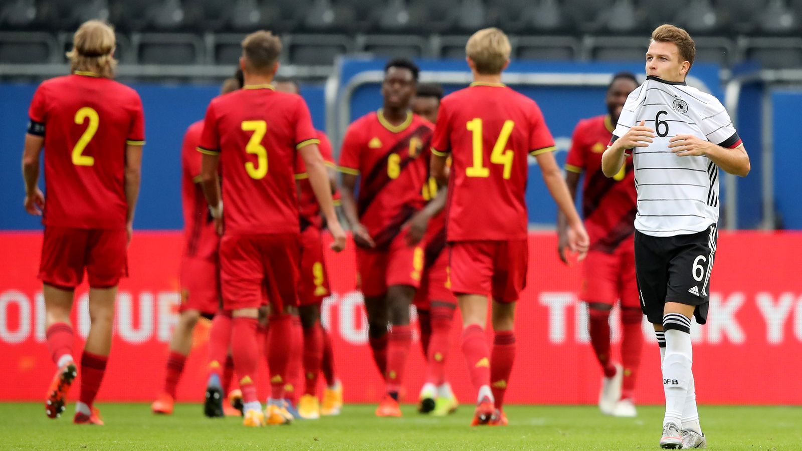 
                <strong>5. Fakt: Einzige DFB-Niederlagen gegen Belgien</strong><br>
                Die deutsche U21 marschierte bislang recht souverän durch die EM-Qualifikation in Gruppe 9, wären da nicht die beiden Spiele gegen Tabellenführer Belgien gewesen. Von den sechs bisherigen EM-Quali-Spielen konnte die Elf von Bundestrainer Stefan Kuntz vier gewinnen, nur eben gegen die im Nachwuchs diesmal besonders starken Belgier zog die deutsche U21 in Hin- und Rückspiel jeweils den Kürzeren (2:3 und 1:4) und muss somit möglicherweise das EM-Ticket über den zweiten Platz in der Tabelle erkämpfen.
              