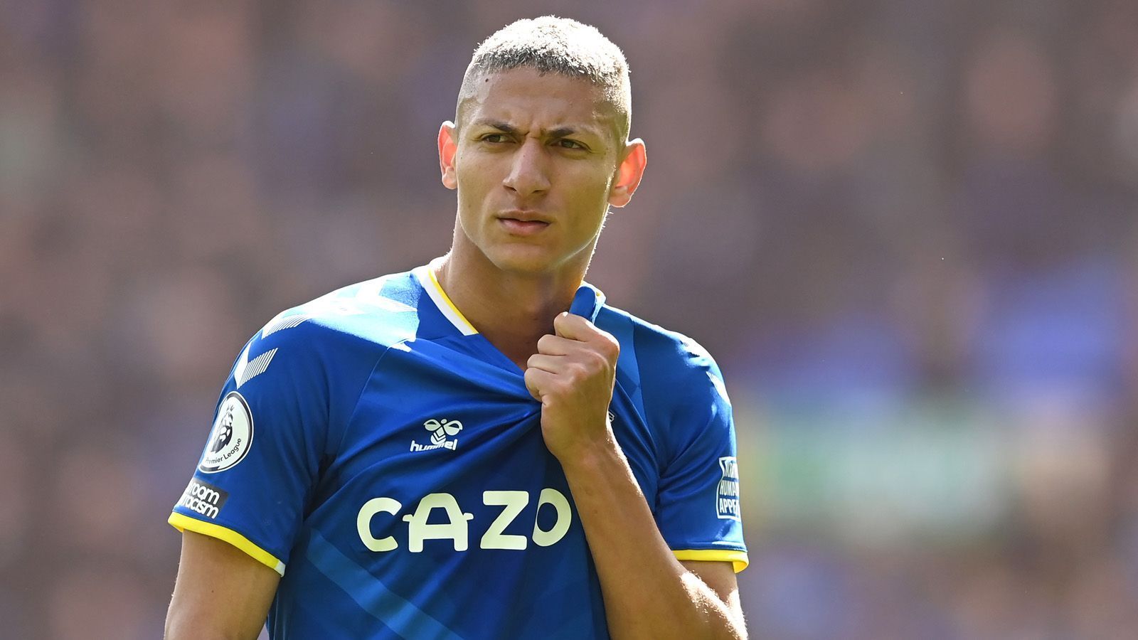 
                <strong>Richarlison (FC Everton)</strong><br>
                Laut "Le Parisien" möchte Carlo Ancelotti einen alten Weggefährten nach Madrid locken. Der Trainer legte beim FC Everton den Grundstein für Richarlisons weitere Karriere. Seitdem entwickelte sich der Brasilianer zu einem der produktivsten Offensivkräfte und schoss die "Toffees" in der abgelaufenen Saison zum Klassenerhalt. Laut Berichten wird erwartet, dass er den Verein in diesem Sommer noch verlassen will. Für Real spricht, dass er den Trainer kennt und er weiß, wie er unter ihm spielen kann. Außerdem ist der 25-Jährige variabel auf dem Flügel einsetzbar, kann aber auch zentraler agieren und besticht durch seine Schnelligkeit. 
              