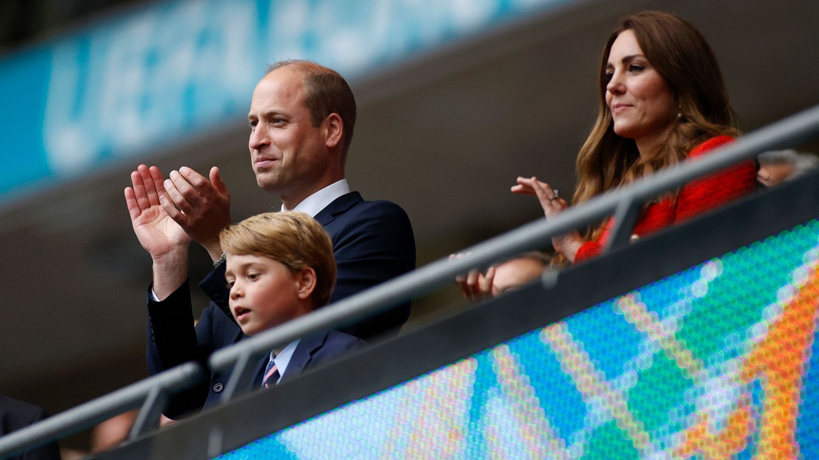 
                <strong>Prinz George als royales Maskottchen</strong><br>
                Beim Achtelfinal-Triumph der englischen Nationalmannschaft stahl ein "Fan" quasi allen die Show: Prinz George. Der sieben Jahre alte Sohn von Prinz William begleitete seine Eltern ins Wembleystadion und wurde nach dem 2:0-Sieg über Deutschland von den englischen Medien als "lucky royal mascot" für die "Three Lions" gefeiert. Ob er bei einem möglichen Halbfinal-Einzug der Engländer erneut im Wembleystadion zu Gast sein wird und als Maskottchen letztlich seinen Teil zum möglichen EM-Titel beiträgt?
              