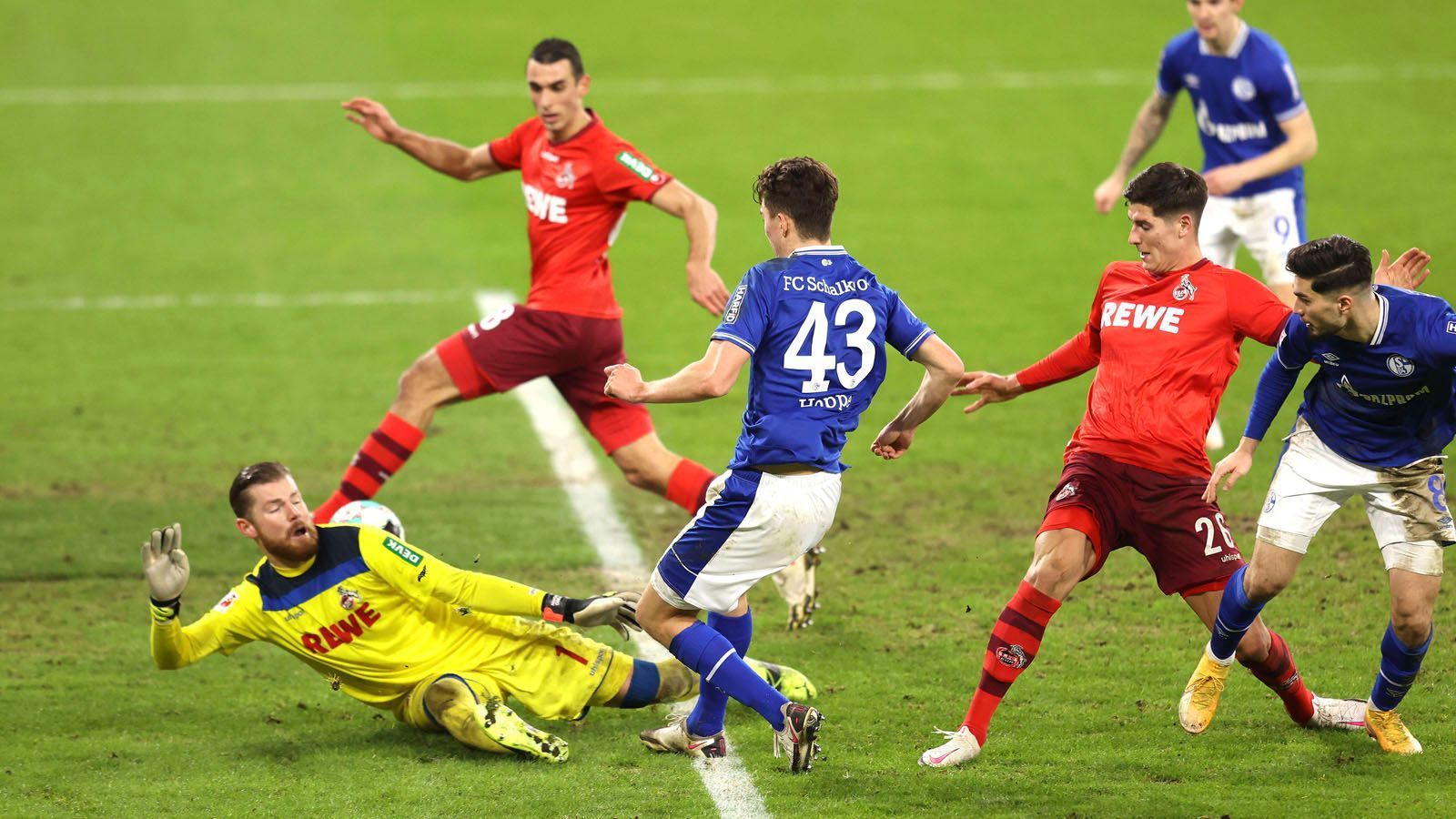 
                <strong>Wer sichert sich den Relegationsplatz, wer steigt ab?</strong><br>
                Die Arminia könnte sich mit einem Sieg in Stuttgart ein zweites Jahr in der Bundesliga sichern. Aber Achtung: Im Falle eines Unentschiedens oder einer Niederlage wäre schlimmstenfalls der Direktabstieg möglich. Bremen hat gegen Gladbach zumindest die Verteidigung des Relegationsplatzes in der eigenen Hand. Der 1. FC Köln wäre sicher abgestiegen, wenn sie nicht gegen Schalke gewinnen. Selbst wenn ein Sieg gelingt, muss die Mannschaft von Trainer Friedhelm Funkel auf Ausrutscher von zumindest einem der beiden Konkurrenten hoffen.
              