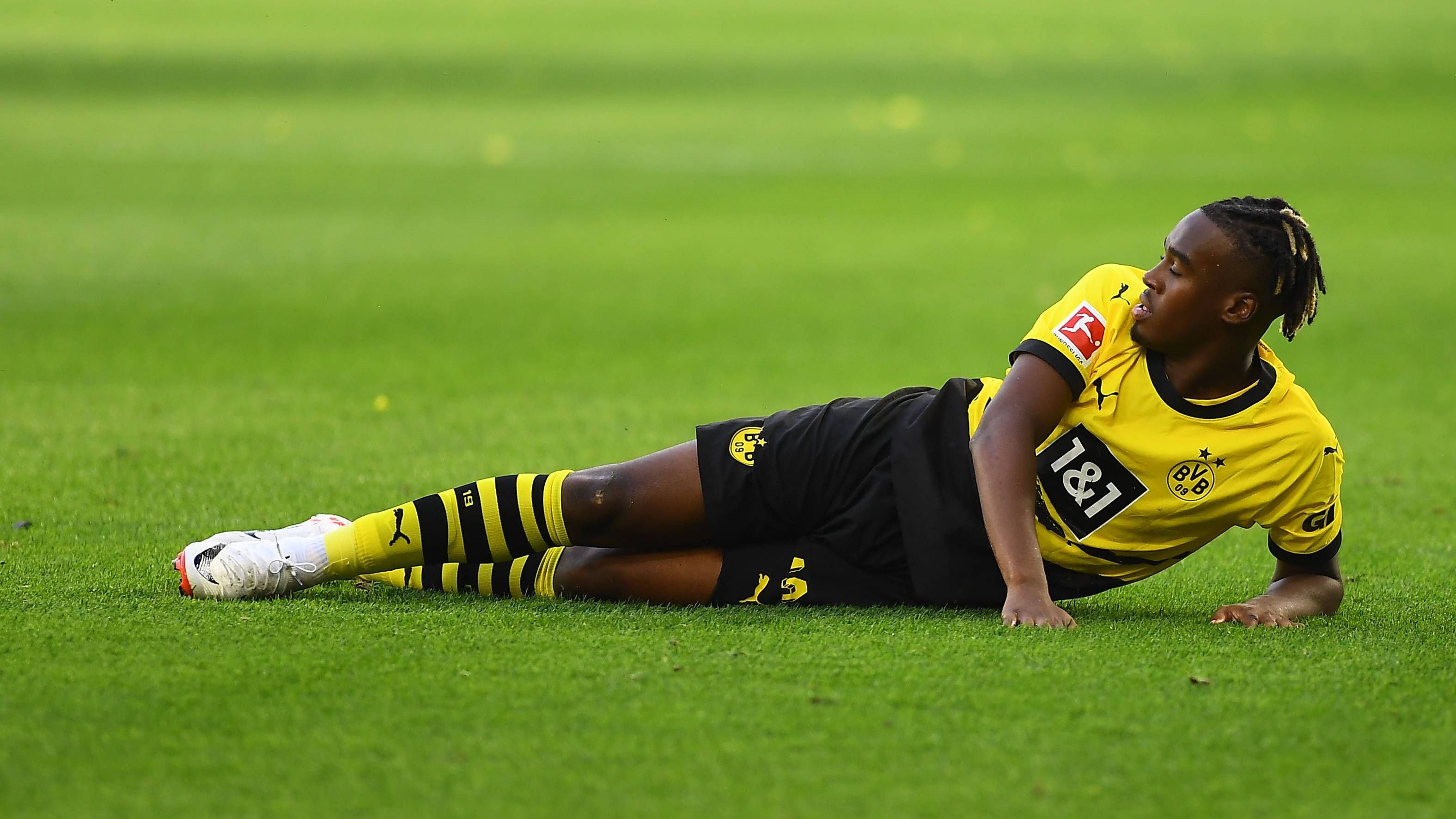 <strong>Jamie Bynoe-Gittens</strong><br>Erhält den Vorzug vor Brandt, taucht nach guten ersten Minuten aber fast komplett ab. Schafft es viel zu selten, sein Tempo gegen Gegenspieler Trimmel einzusetzen. Seine seltenen Abschlüsse sind völlig ungefährlich. Bleibt folgerichtig nach der Pause in der Kabine. <strong><em>ran</em>-Note: 5</strong>