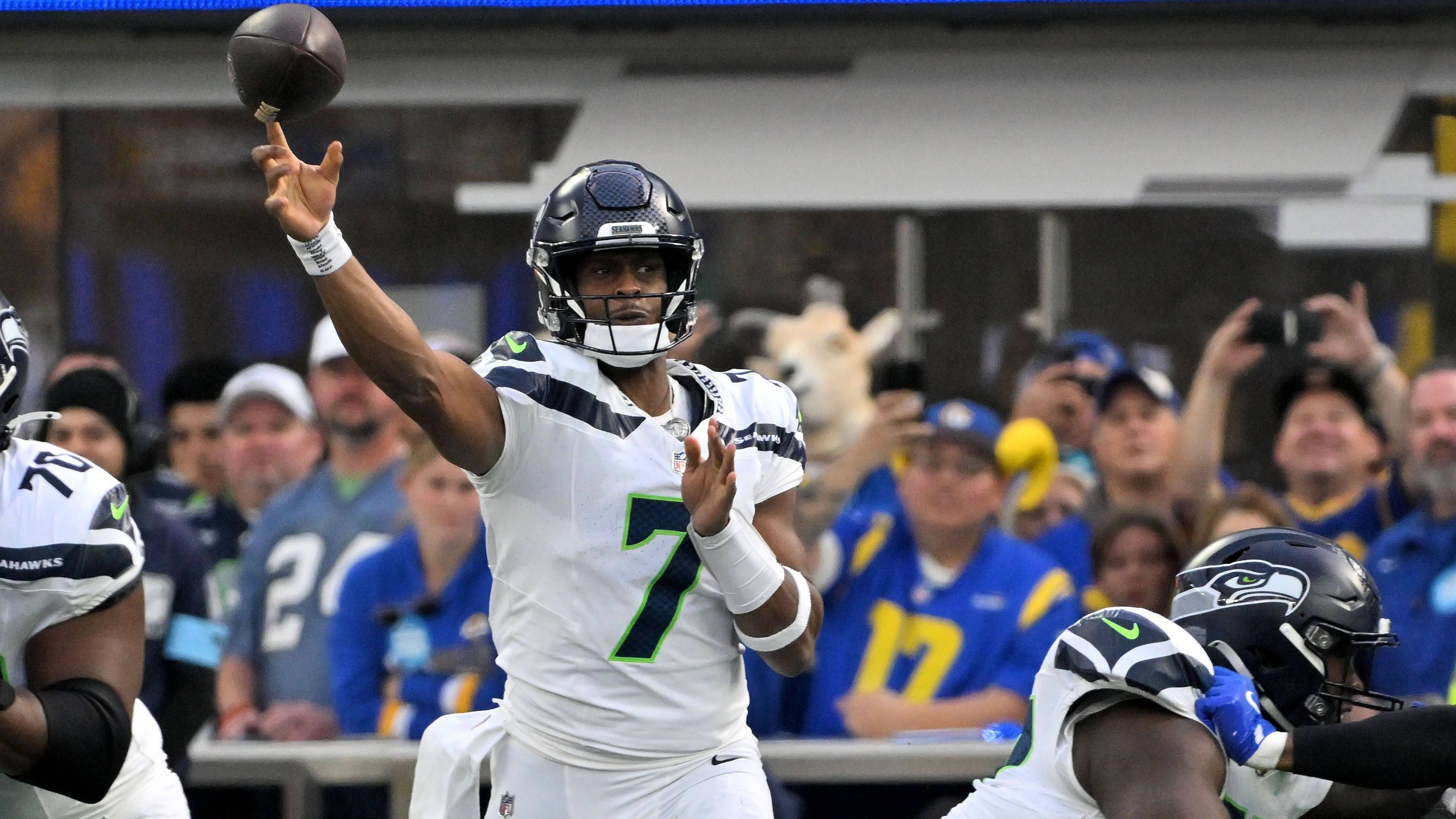 <strong>Geno Smith (Seattle Seahawks)</strong><br>Wie geht es weiter mit Geno Smith bei den Seattle Seahawks? Nicht nur geht er in sein letztes Vertragsjahr, die Seahawks könnten ihn theoretisch kostengünstig loswerden. Davon will Head Coach Mike MacDonald jedoch nichts wissen. "Ich will, dass er nächste Saison hier spielt", äußerte er sich klar. 2025 soll Smith 31 Millionen Dollar verdienen, bis zum Start der Free Agency im März wird eine Entscheidung erwartet.